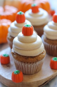 Pumpkin-Cupcakes-with-Cinnamon-Cream-Cheese-Frosting-682x1024